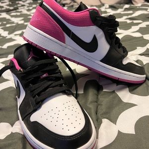 Air Jordan 1 Low SE GS Black Active Fuchsia